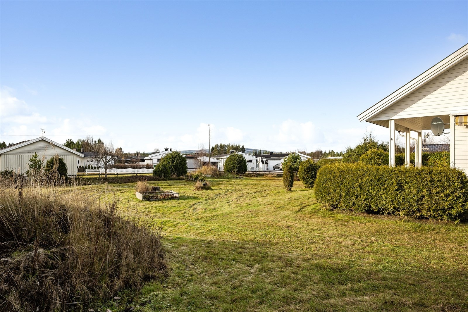 Gnr. 25, bnr. 695 er en ubebygd tomt på ca. 963,1m² som er regulert til boligbebyggelse. Galleribilde