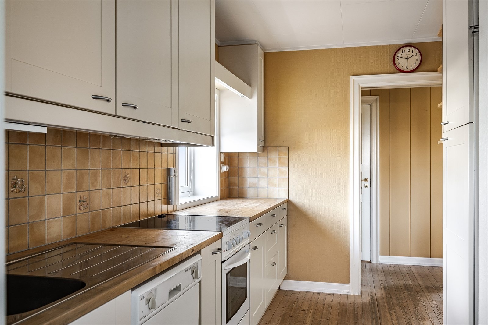 Kjøkkenet er utstyrt med medfølgende hvitevarer som komfyr, oppvaskmaskin og kjøleskap med frysedel. Det er kjøkkenventilator med avtrekk ut. Galleribilde