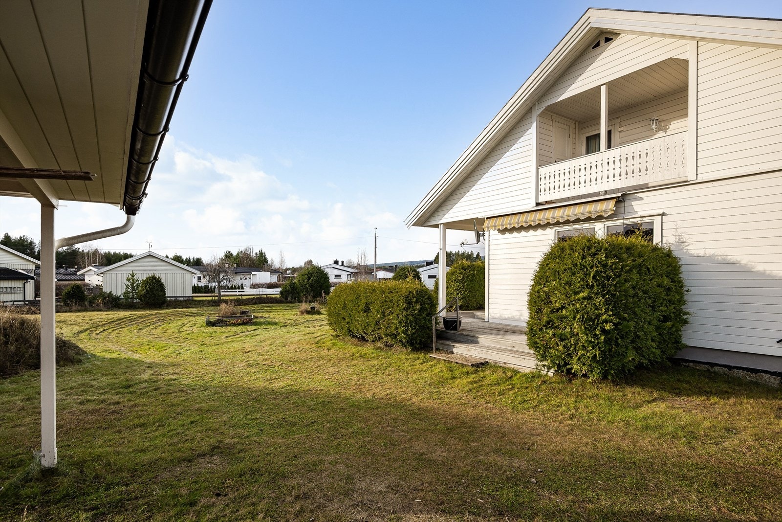 Hageanlegg opparbeidet med plen og variert beplantning. Delvis innhegnet med gjerde. Galleribilde