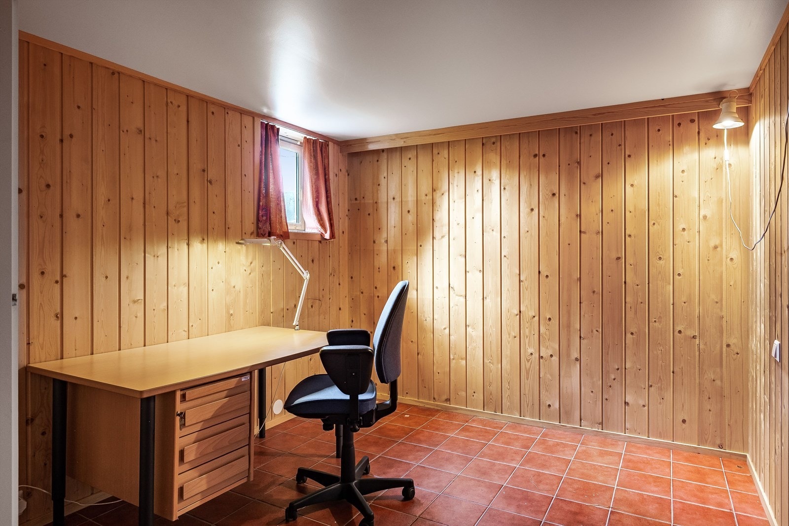 Rom benyttet som soverom i kjeller. Det gjøres oppmerksom på at soverom i kjeller har ikke godkjente rømningsvinduer. Galleribilde