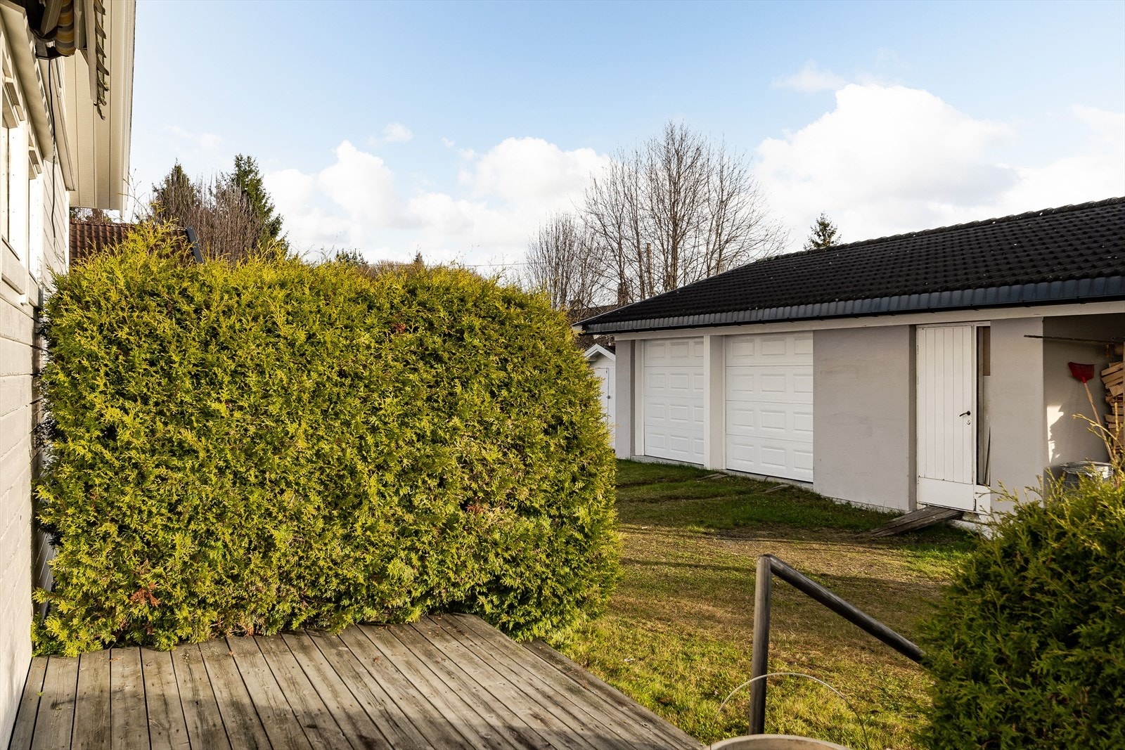 Eiendommen er også bebygd med en garasje på 53m² som består av garasje og lagerrom. Galleribilde