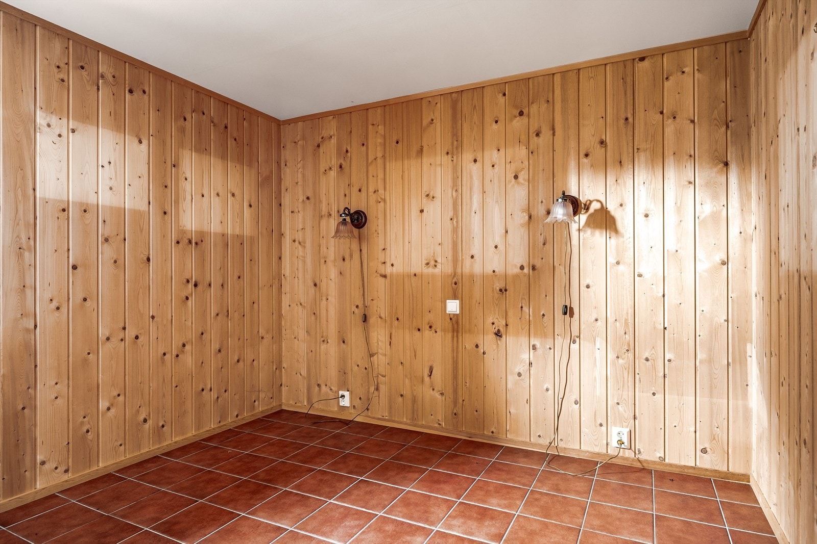 Rom benyttet som soverom 2 i kjeller. Det gjøres oppmerksom på at soverom i kjeller har ikke godkjente rømningsvinduer. Galleribilde