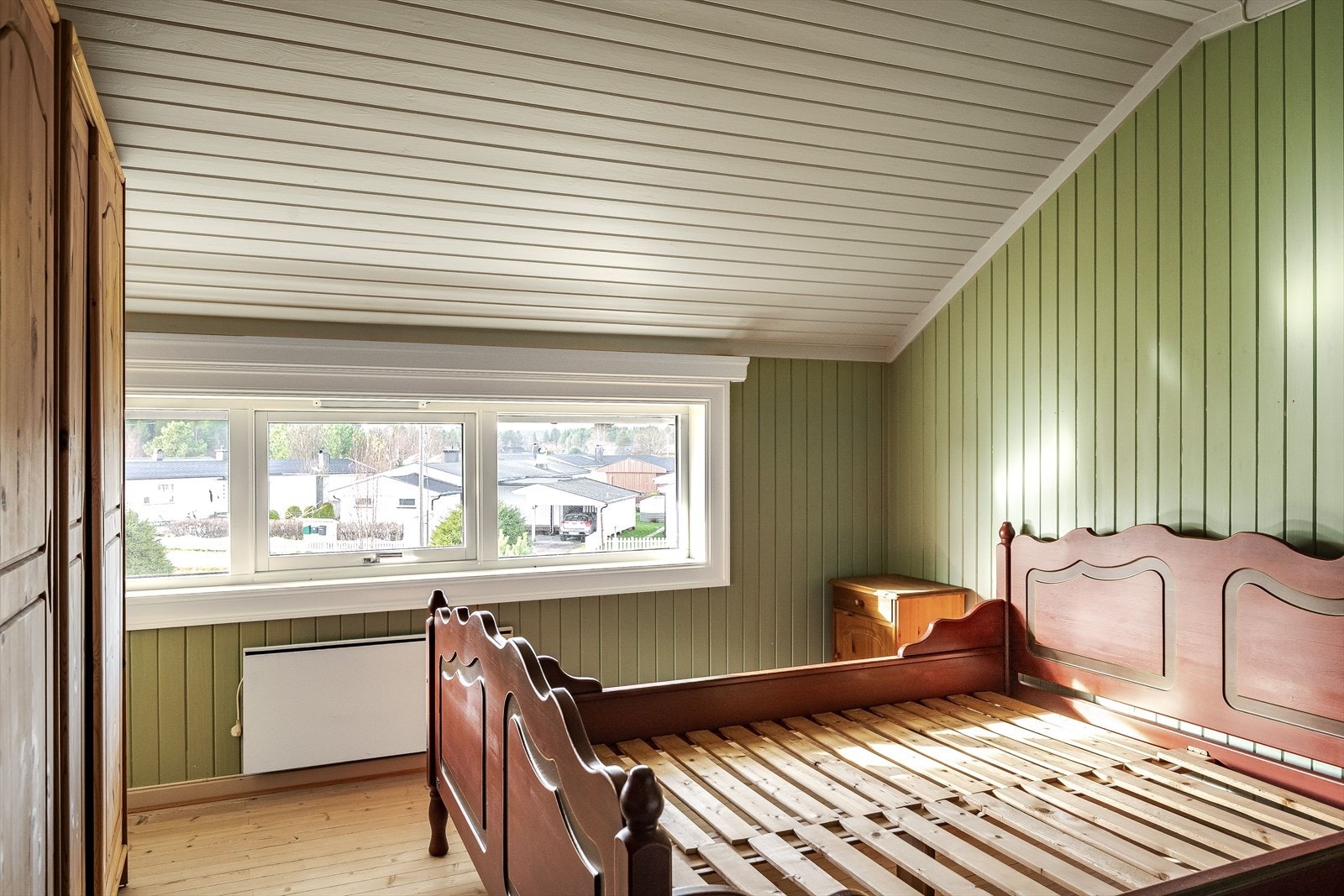 Soverommet er innredet med en dobbeltseng med tilhørende nattbord. Galleribilde