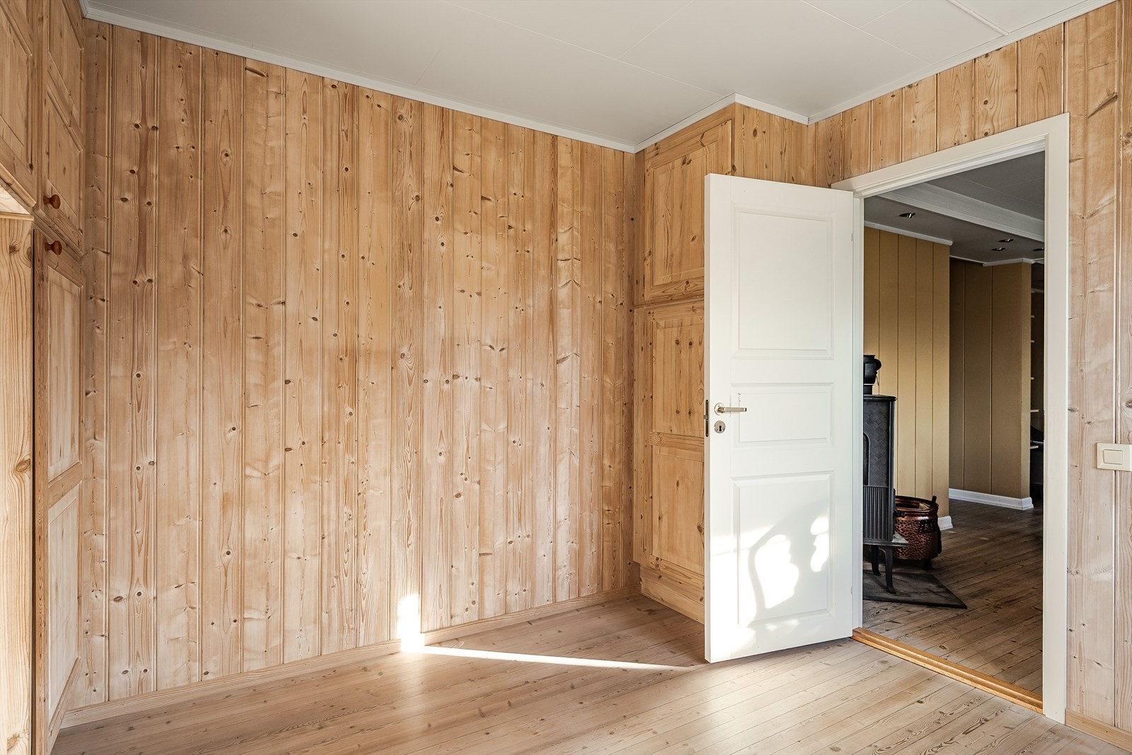 Det er også et plassbygget skap mot stuen. Galleribilde