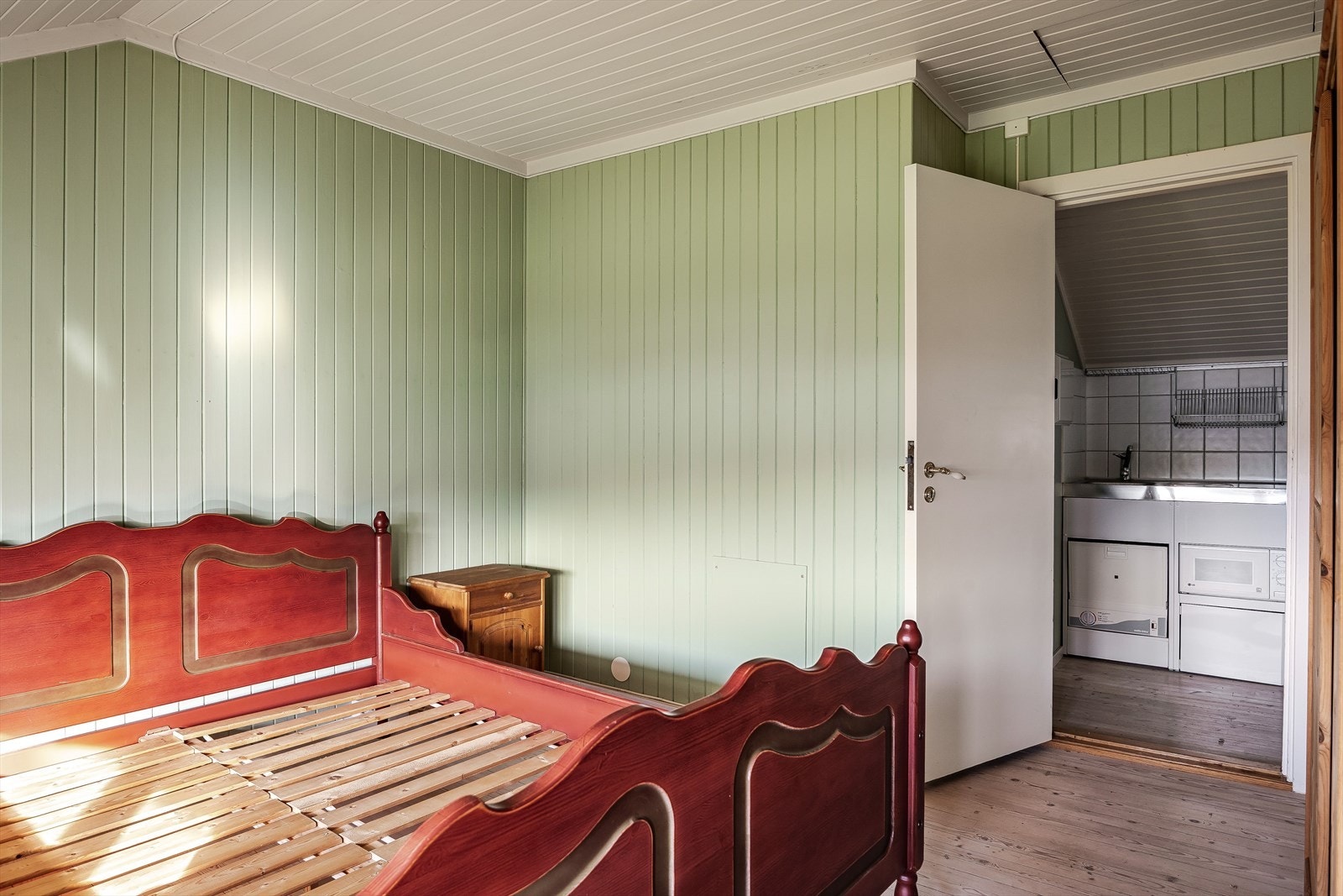 Fra kjøkkenet er det adkomst til et koselig soverom. Galleribilde