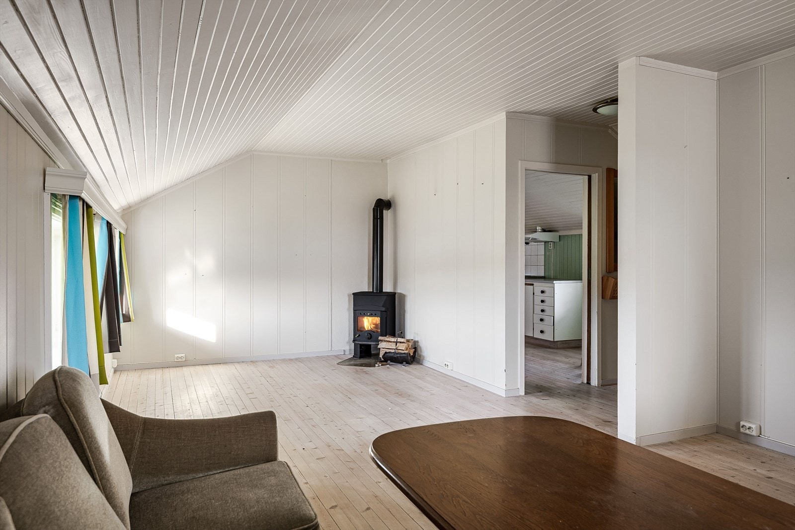 I hjørnet av stuen er det en koselig peisovn som både gir god varme og bidrar til ekstra hygge. Galleribilde