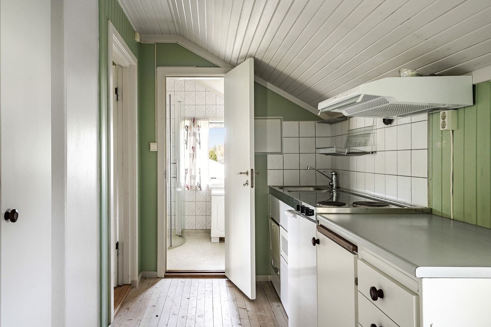 Sikringsskap med automatsikringer, montert på vegg på kjøkken. Galleribilde