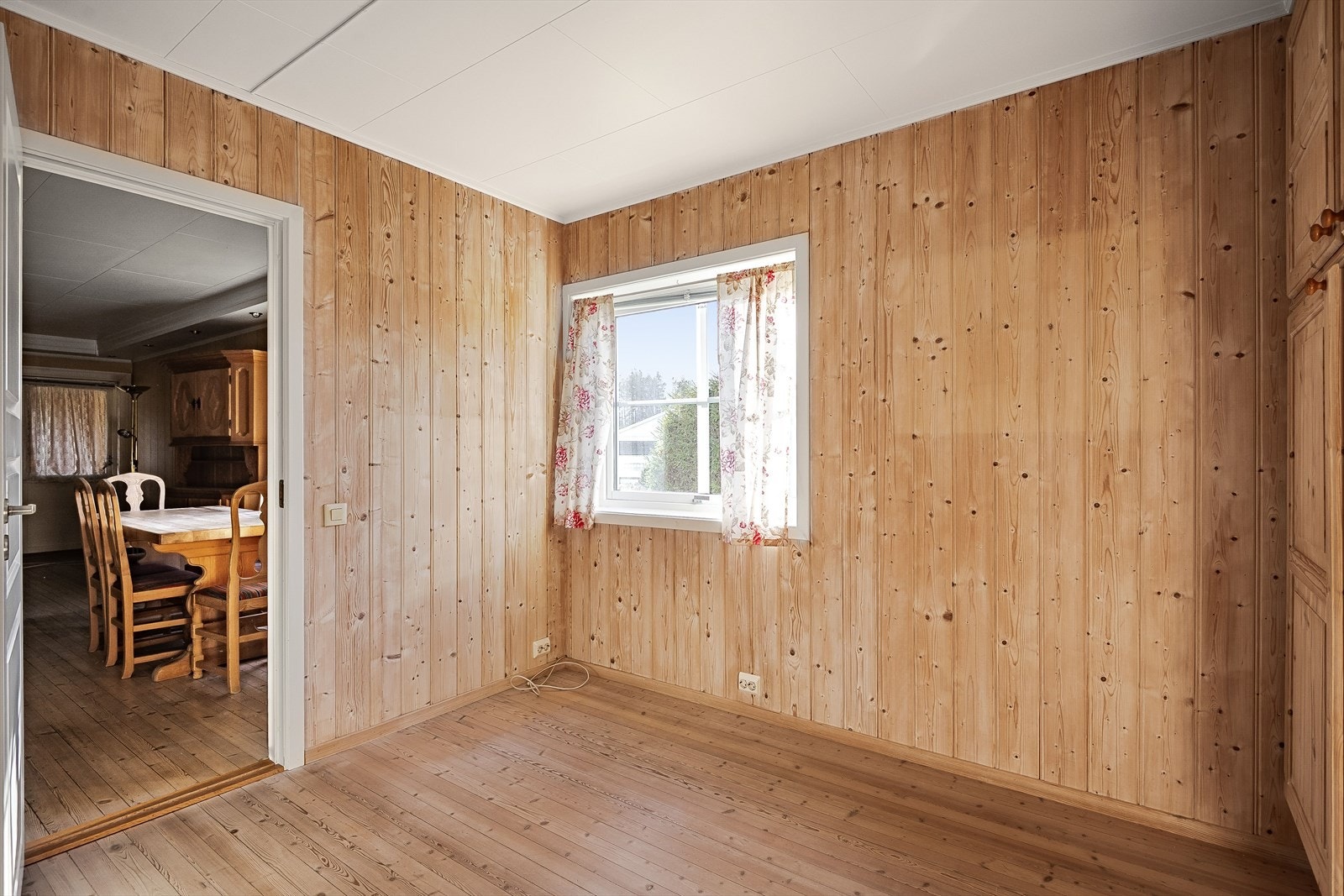 Fra stuen har du adkomst til ett soverom. Rommet har tregulv og trepanel på veggene. Galleribilde