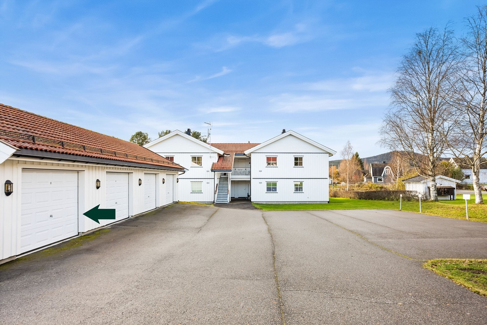 En parkeringsplass i garasje. Galleribilde