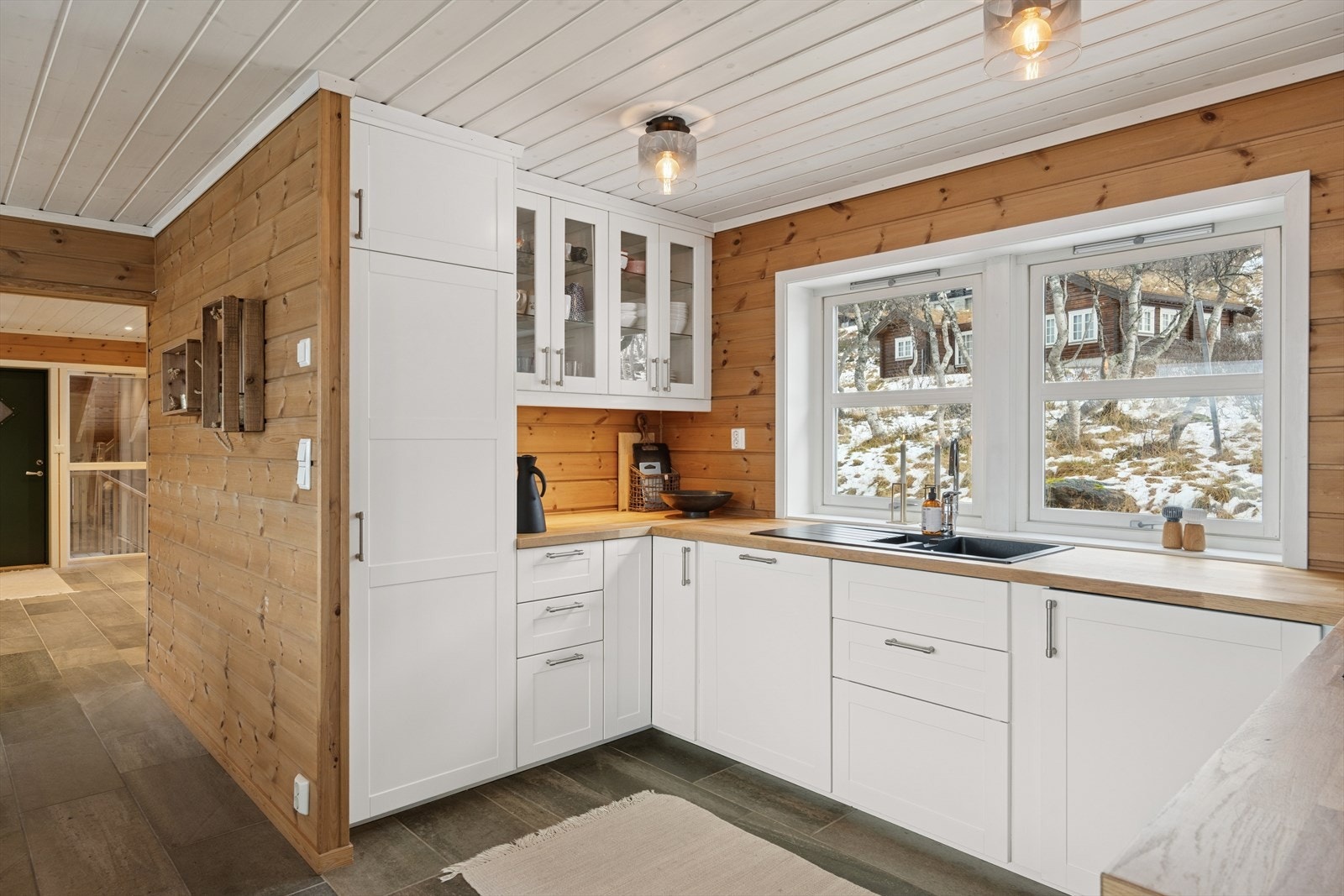 Malte skrog og fronter gir en ren og ryddig kjøkkeninnredning. Galleribilde