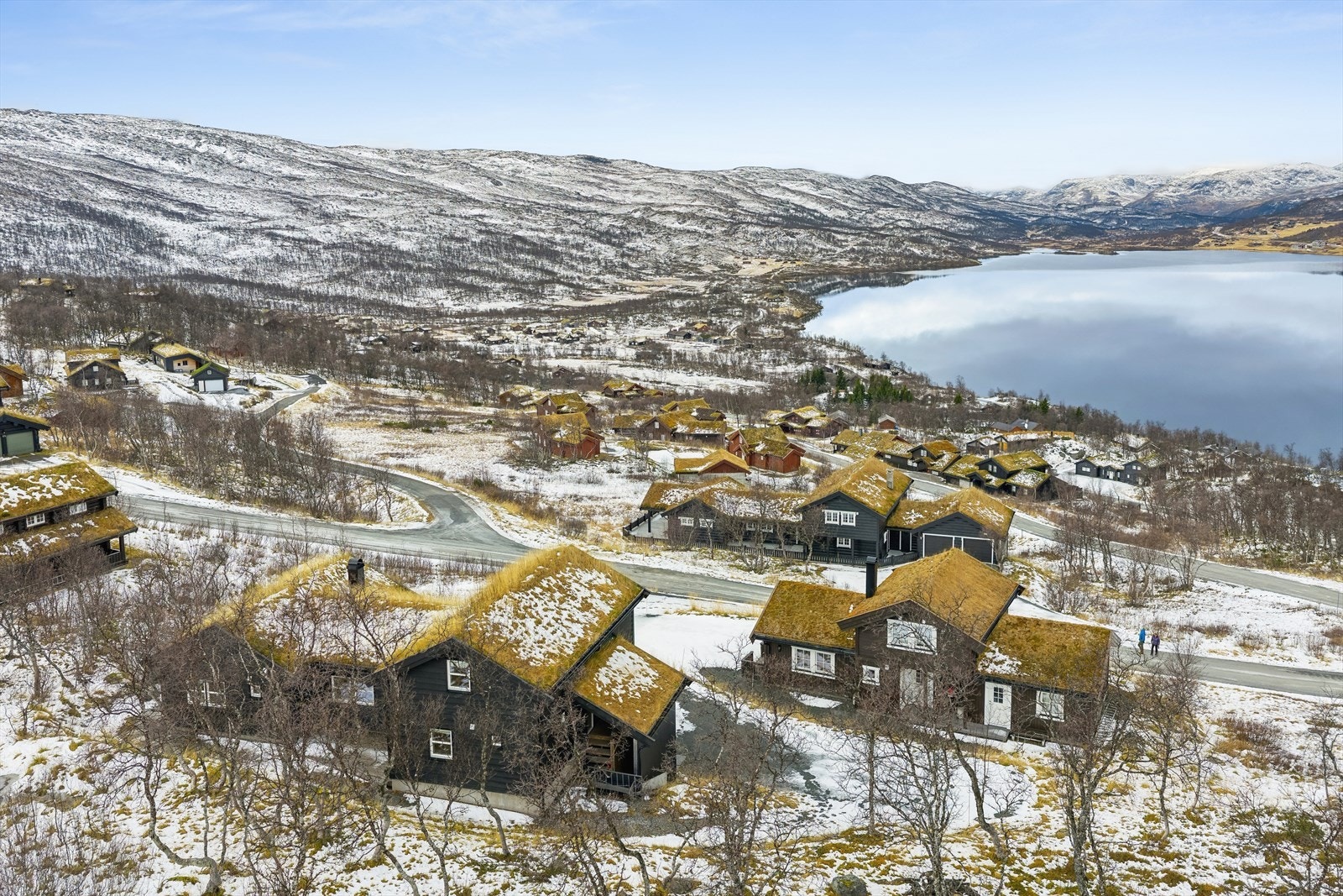 Hyttefeltet ligger solvendt med flott utsikt over Otrøvann og fjellene rundt. Galleribilde