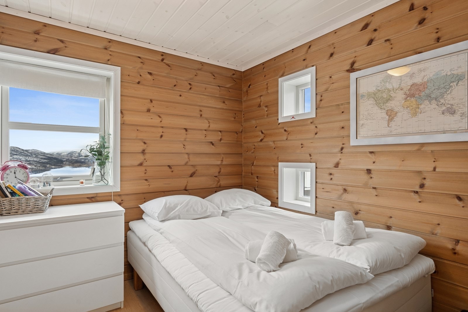 Soverom 2. Behandlede furupaneler på veggene gir et naturlig preg til soverommet. Vinduer med energiglass gir godt lysinnslipp og utsikt mot fjellandskap. Galleribilde
