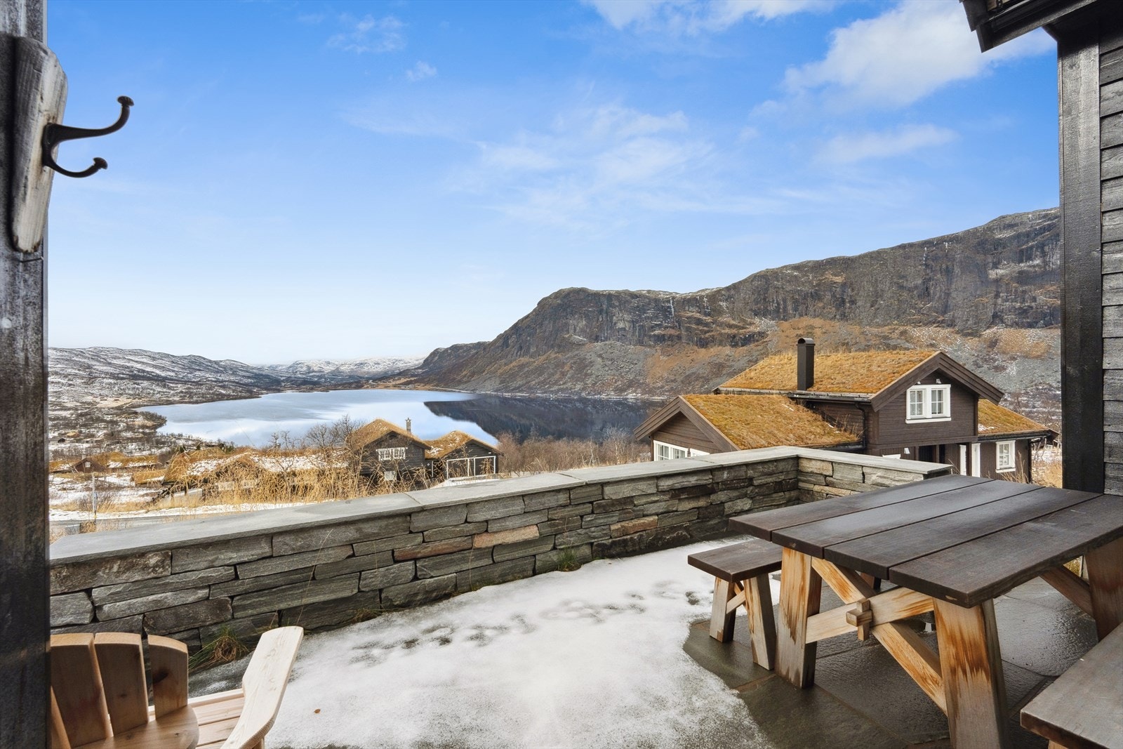 Utsikt mot Otrøvann gir en naturskjønn ramme for uteområdet, perfekt for avslapning og rekreasjon. Galleribilde