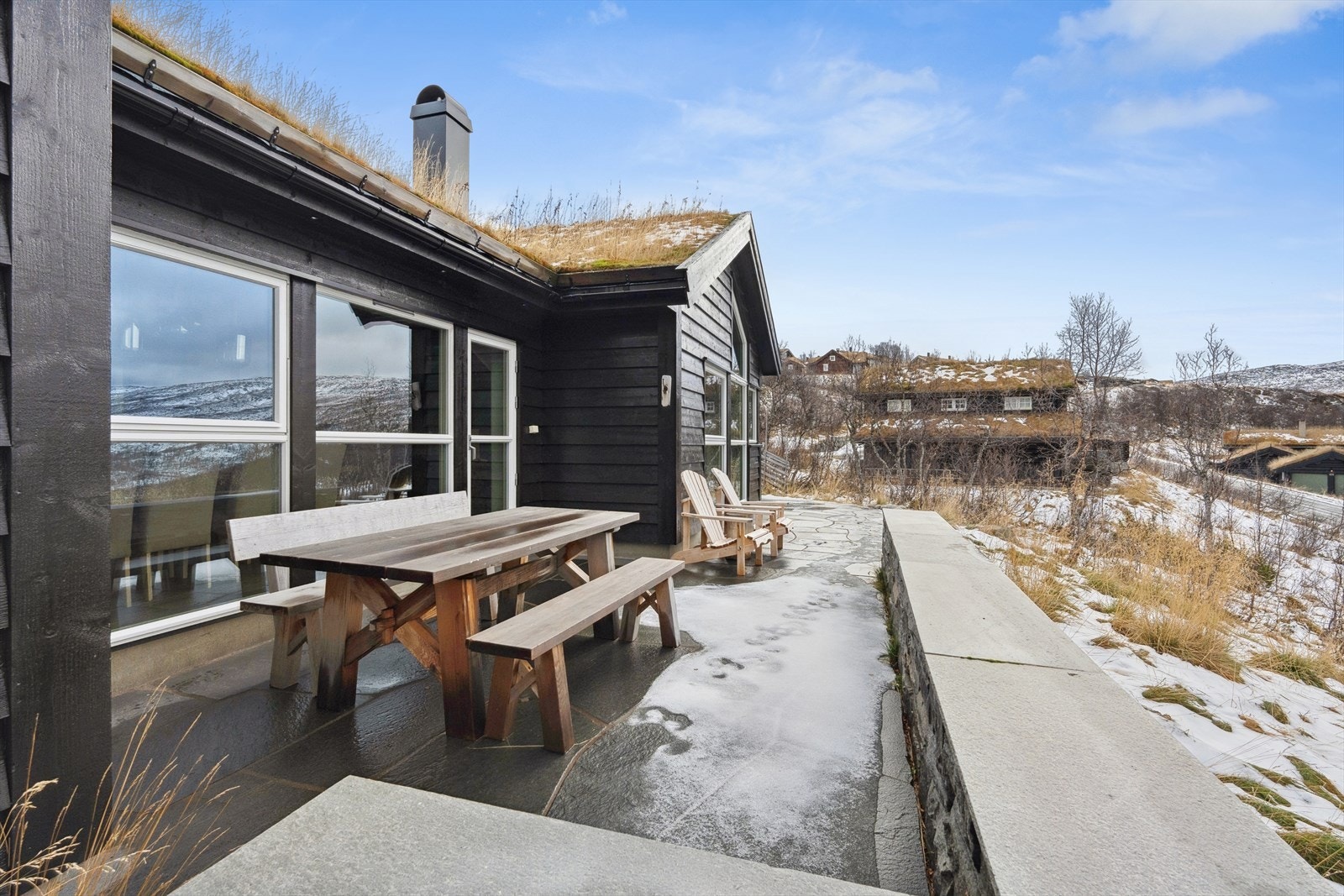 Skiferbelagt uteplass på 50 m² gir et robust og stilfullt uteområde med enkel tilgang fra stuen. Galleribilde