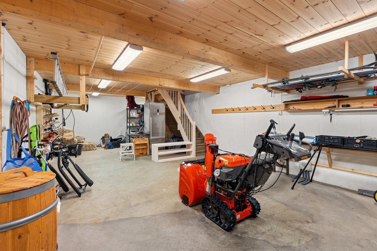 Støpt betonggulv og betongvegger gir et robust lagerrom i kjelleren. Gulvvarme m/styring Galleribilde