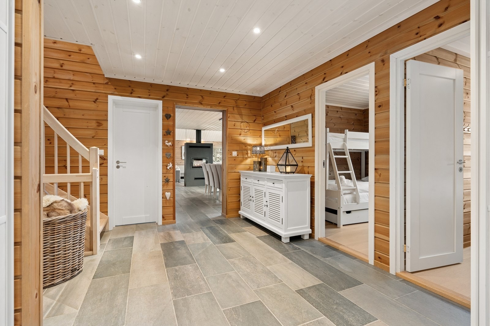 Skyvedørsgarderobe i hallen gir praktisk oppbevaringsplass og en ryddig entré. Galleribilde