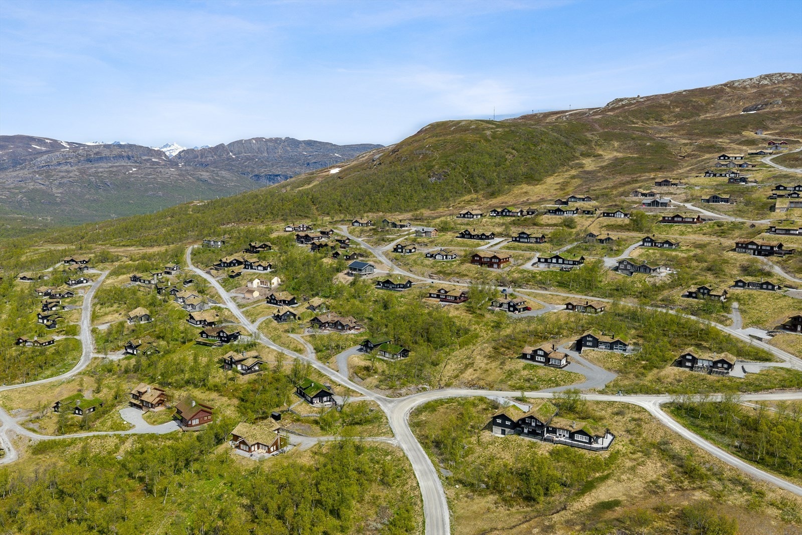 Hyttefeltet er lett tilgjengelig med gruset adkomstvei og parkeringsareal. Galleribilde
