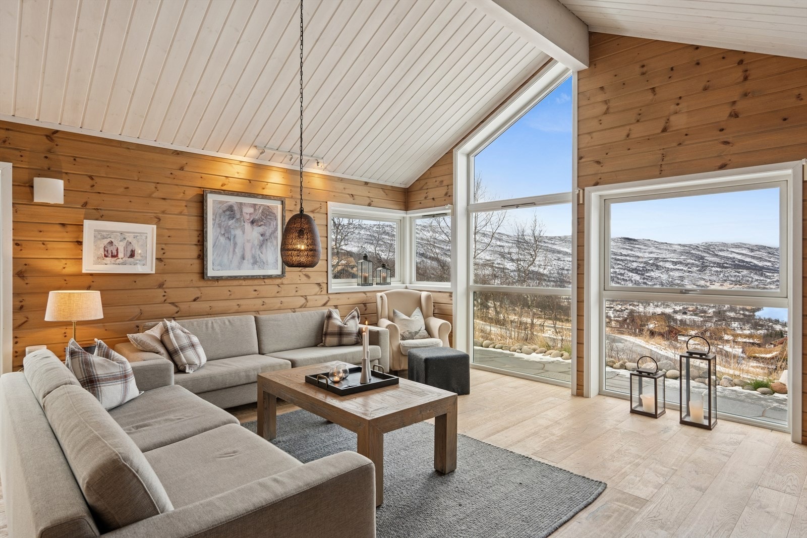 Panelte vegger og tak skaper en varm atmosfære i stuen. Galleribilde