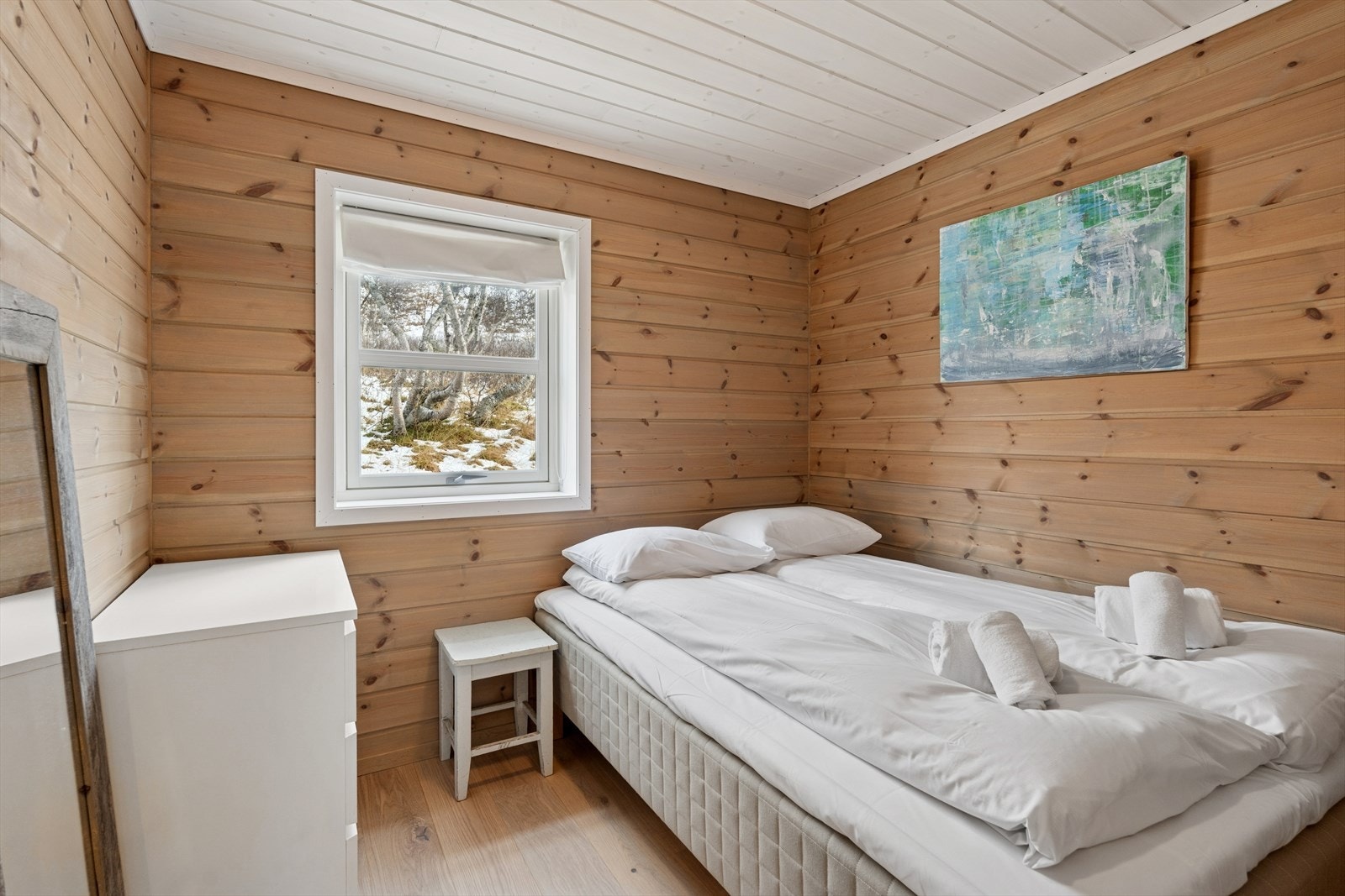 Soverom 3. Behandlet furugulv og panel på vegger gir en varm og naturlig følelse i soverommet. Galleribilde