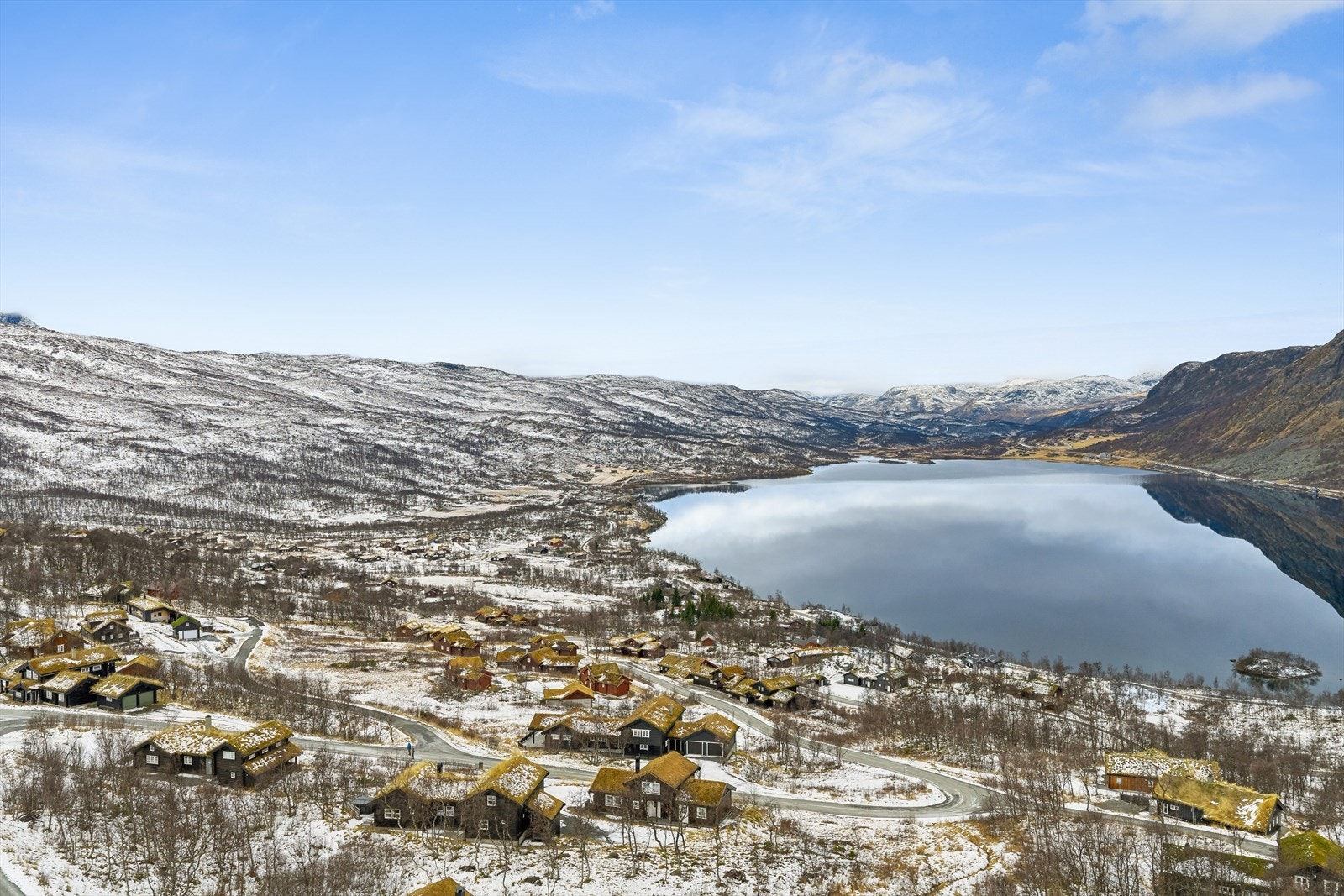 Området byr på vakker utsikt over Otrøvann og omkringliggende fjellandskap. Galleribilde