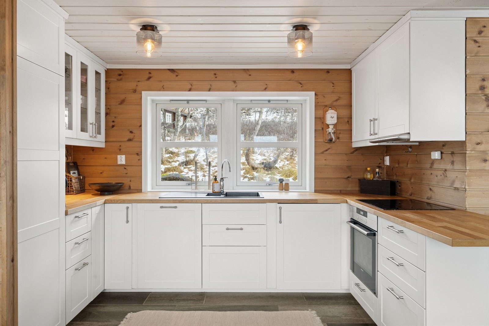 Kjøkkenventilator med avtrekk ut sikrer effektiv ventilasjon. Galleribilde