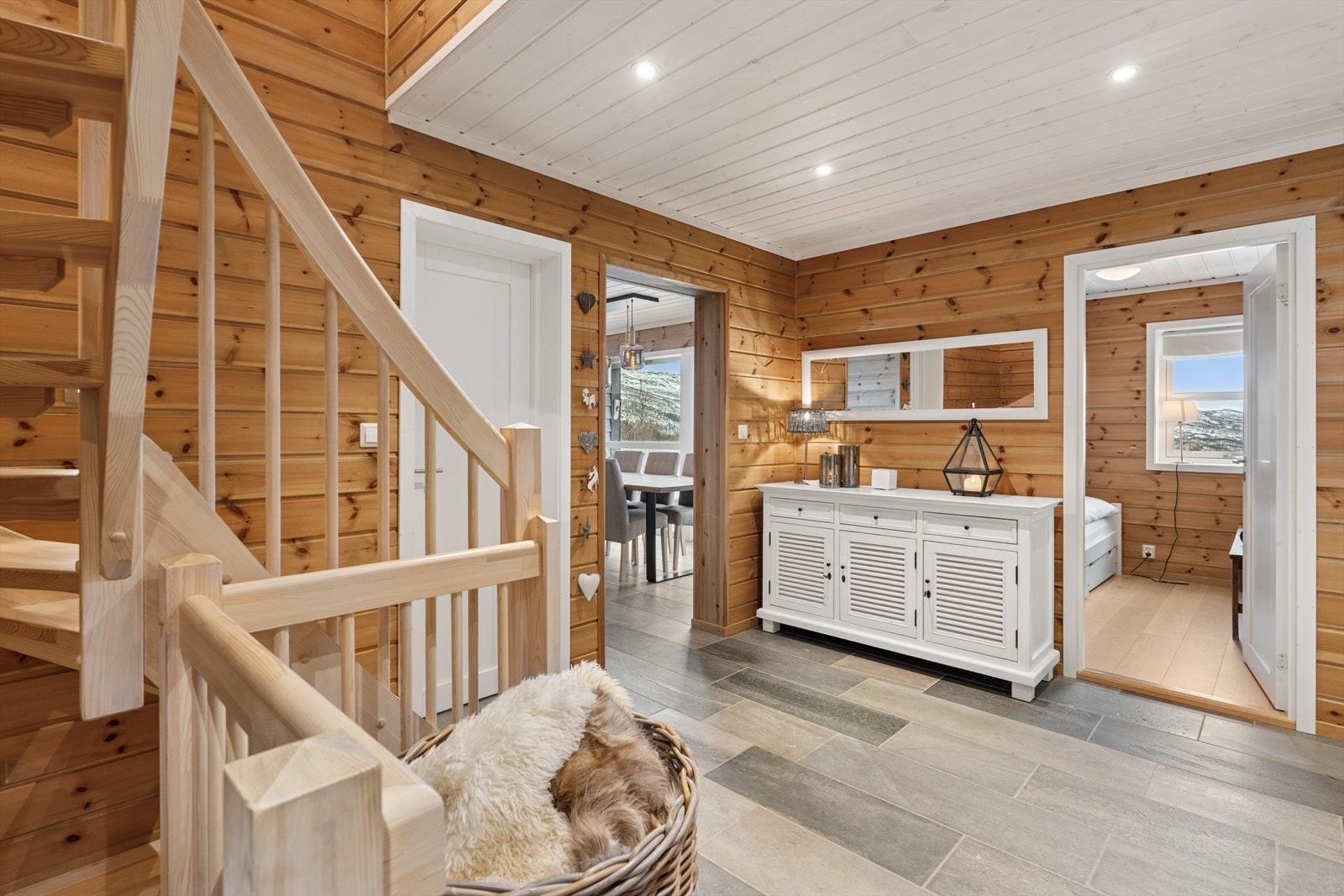 Slipt og polert oppdalskifer pryder gulvet i hallen, som gir et robust og stilfullt inntrykk. Galleribilde