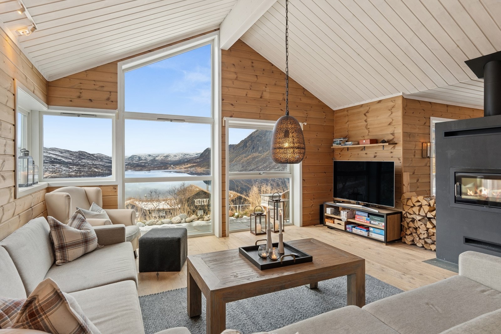 Store vindusflater gir enestående utsikt mot fjellandskapet og Otrøvann. Galleribilde