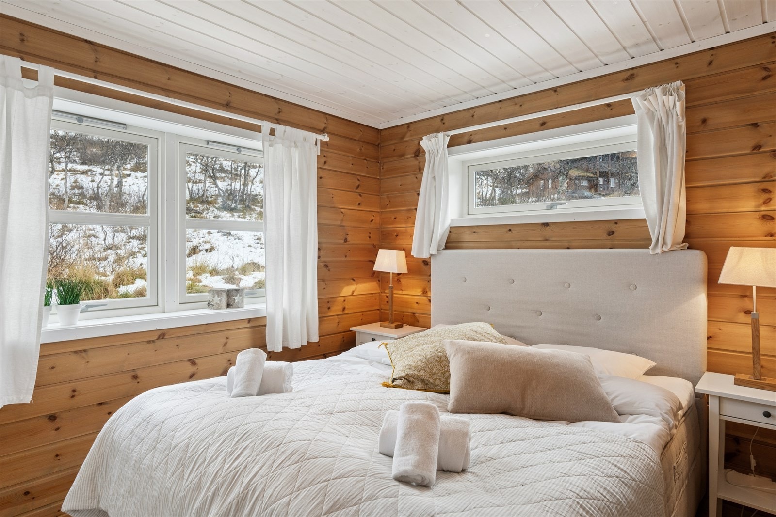 Hovedsoverommet har god plass til dobbeltseng. Beiset panel på veggene og panel i himlingen gir en varm og naturlig følelse. Vinduer med energiglass og ventil sikrer godt inneklima. Galleribilde