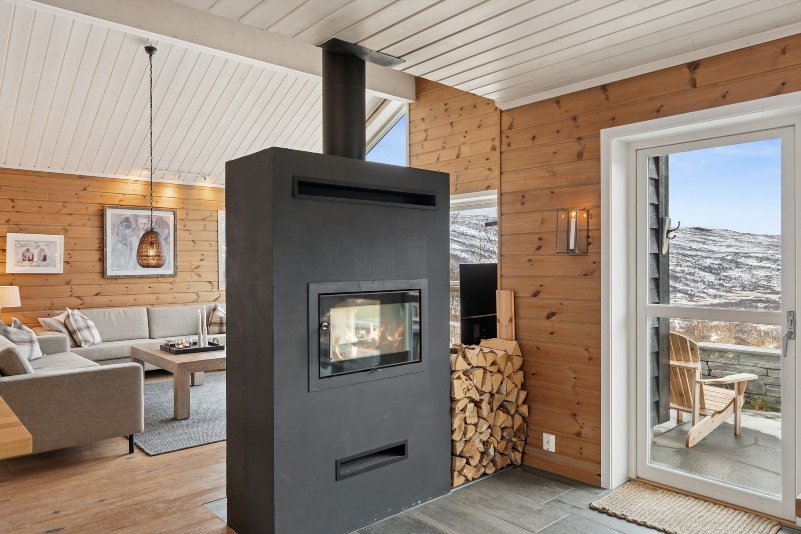 Utgang til uteplass fra kjøkkenet. Galleribilde