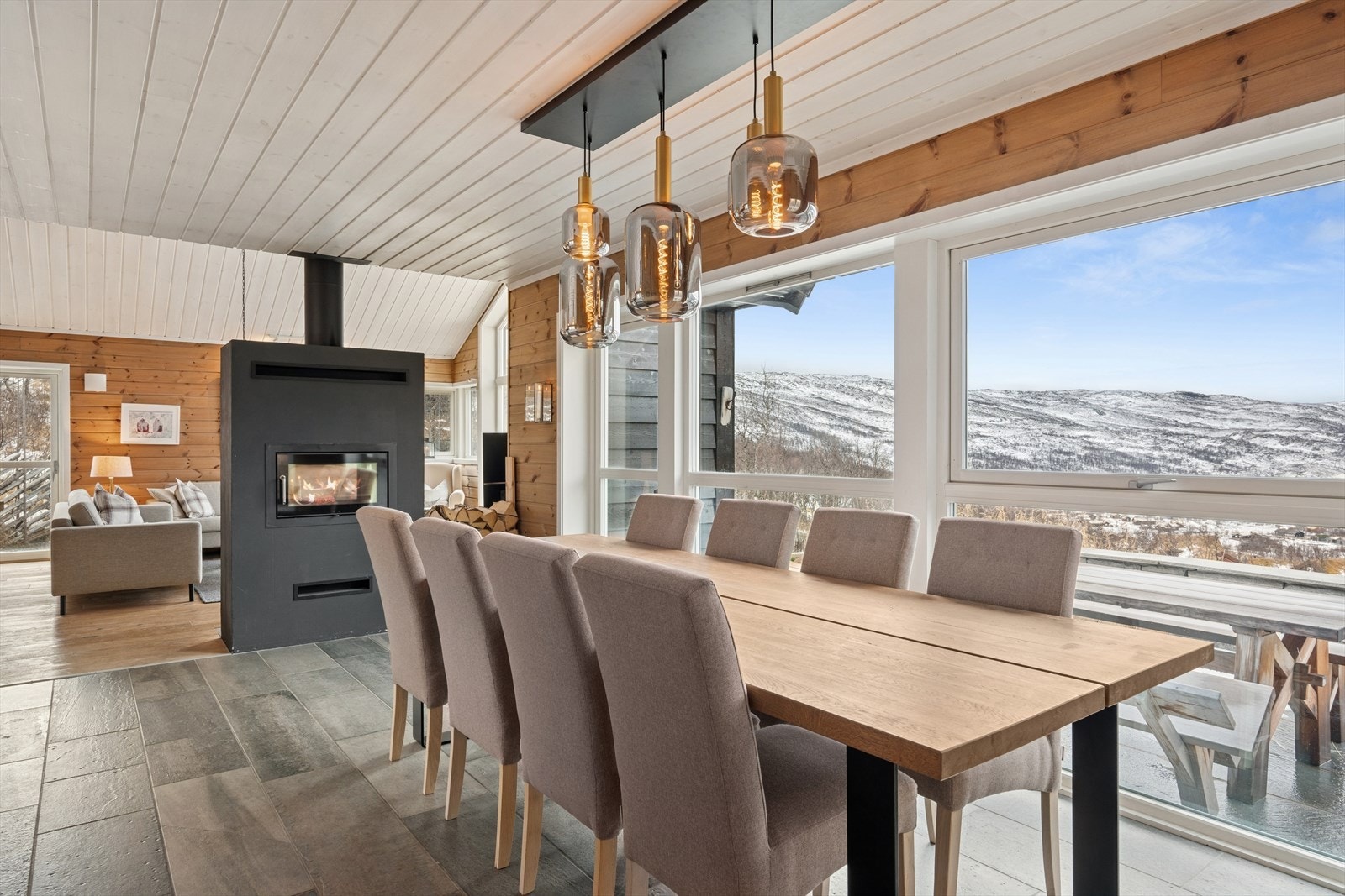 Store vindusflater gir panoramautsikt over fjellandskapet og slipper inn rikelig med dagslys. Galleribilde