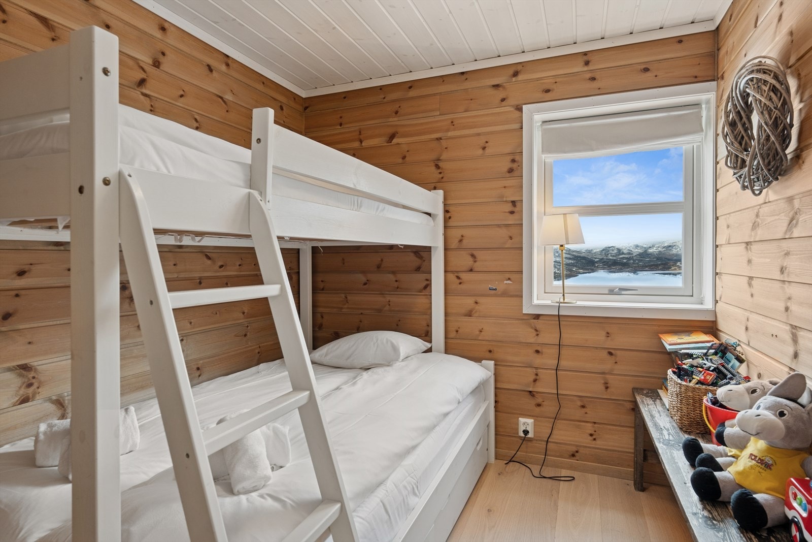 Soverom 4. Behandlede furupaneler på veggene gir rommet en varm og naturlig følelse. To-lags energiglass i vinduet gir effektiv isolasjon og utsyn mot fjellandskapet. Galleribilde