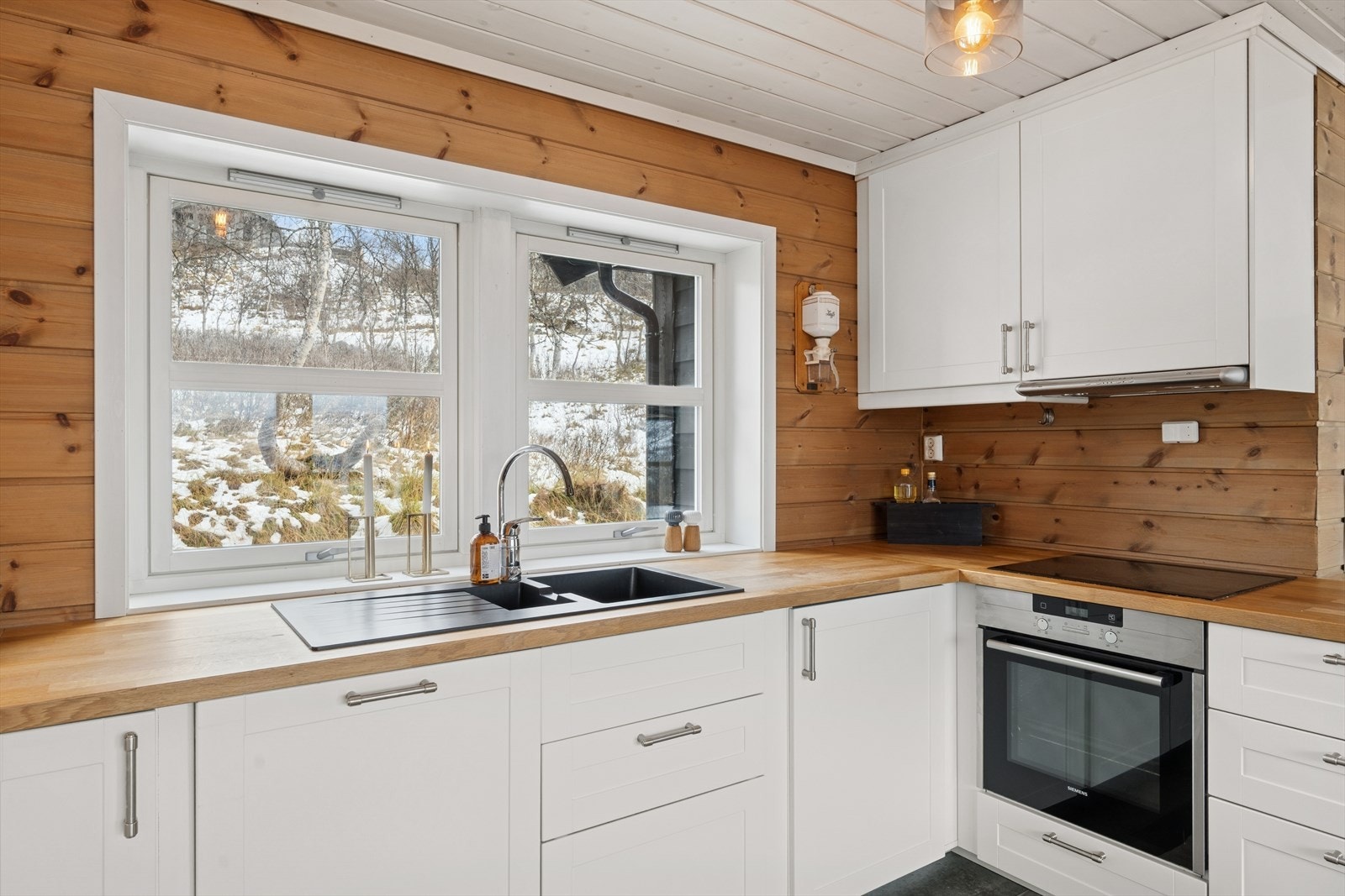 Store vinduer med energiglass gir godt lysinnslipp og utsikt til naturen utenfor. Galleribilde