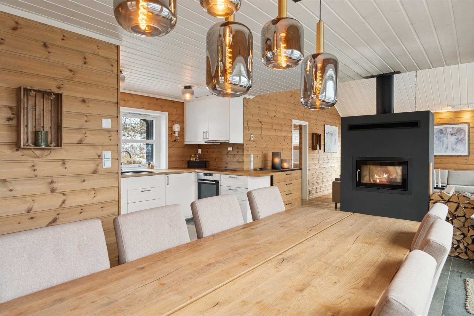 Kjøkkenet har malte skrog og fronter, samt heltre eik benkeplater og integrerte hvitevarer. Galleribilde