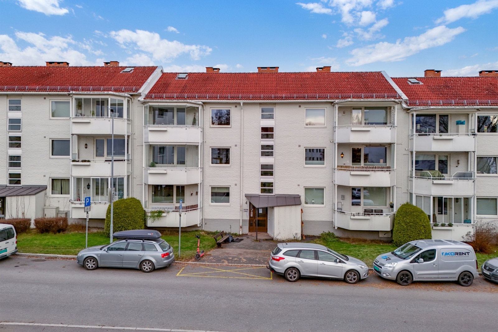 Marmorberget Borettslag er svært velholdt og består av 537 andeler fordelt på 23 boligblokker og 11 rekkehus. Det er ca. 300 P-plasser / garasjeplasser som fordeles etter lister. Galleribilde