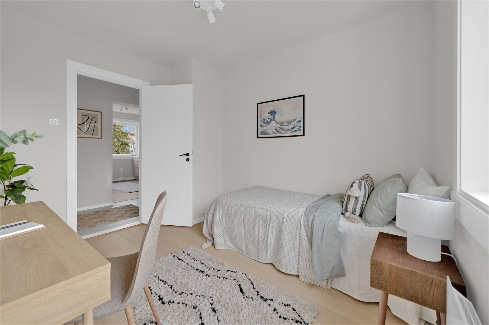 Rommet er i dag innredet med seng og kontorplass. Det er god plass til klesskap, enda større seng og skrivepult. Galleribilde