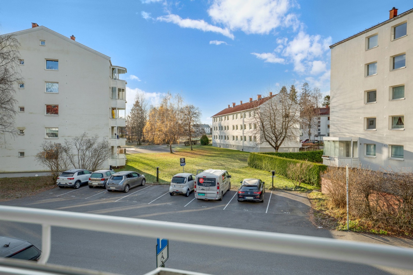 Her har du utsyn mot herlig grøntområder! Leiligheten ligger i byggets 2. etasje. Galleribilde