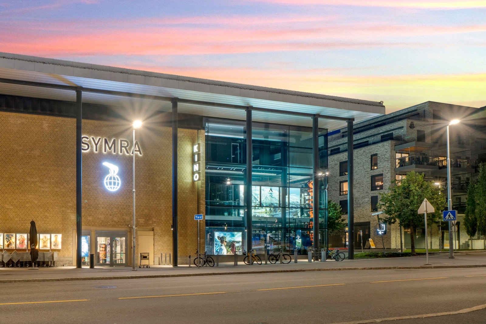 Symra kino er populært for små og store! Vegg-i-vegg finner vi Anton sport, Kaffebrenneriet og resten av Lambertseter Senter. Galleribilde