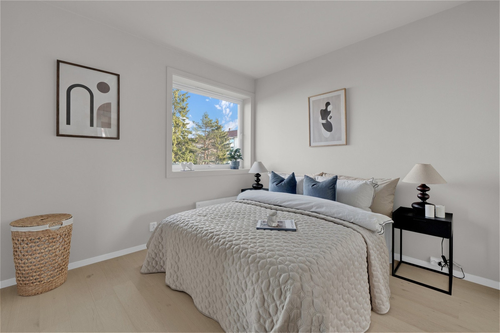 Hovedsoverommet er av god størrelse som vender mot rolig og hyggelig bakgård. Veggflater er malt i moderne, delikate og varme farger. Galleribilde