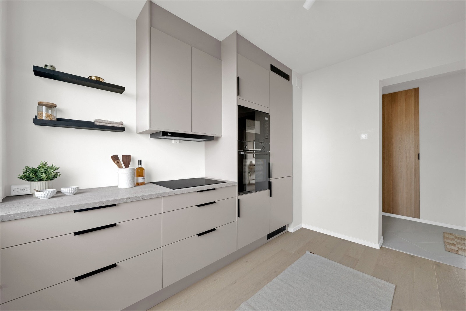 Her er det virkelig godt med over -og underskap, og ikke minst er det masse benkeplass! Galleribilde