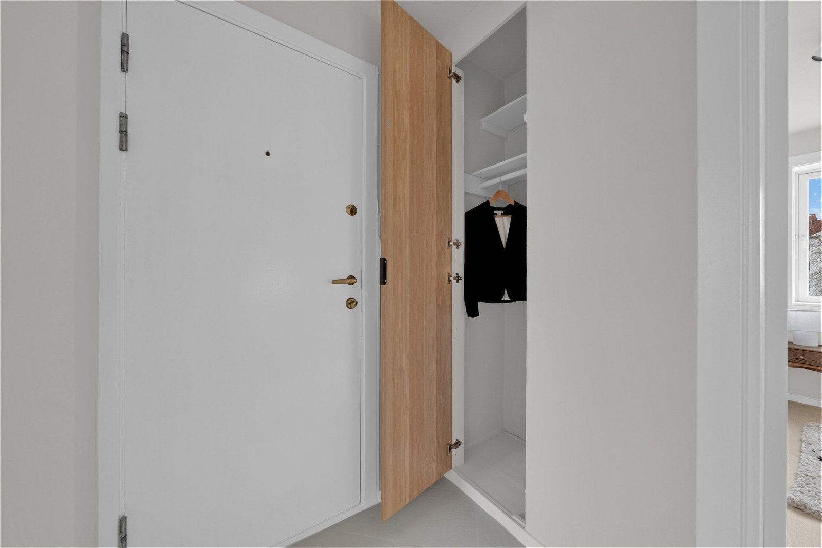 Entréen er flislagt og slitesterk for enkelt renhold, her er det også underliggende gulvvarme. Galleribilde