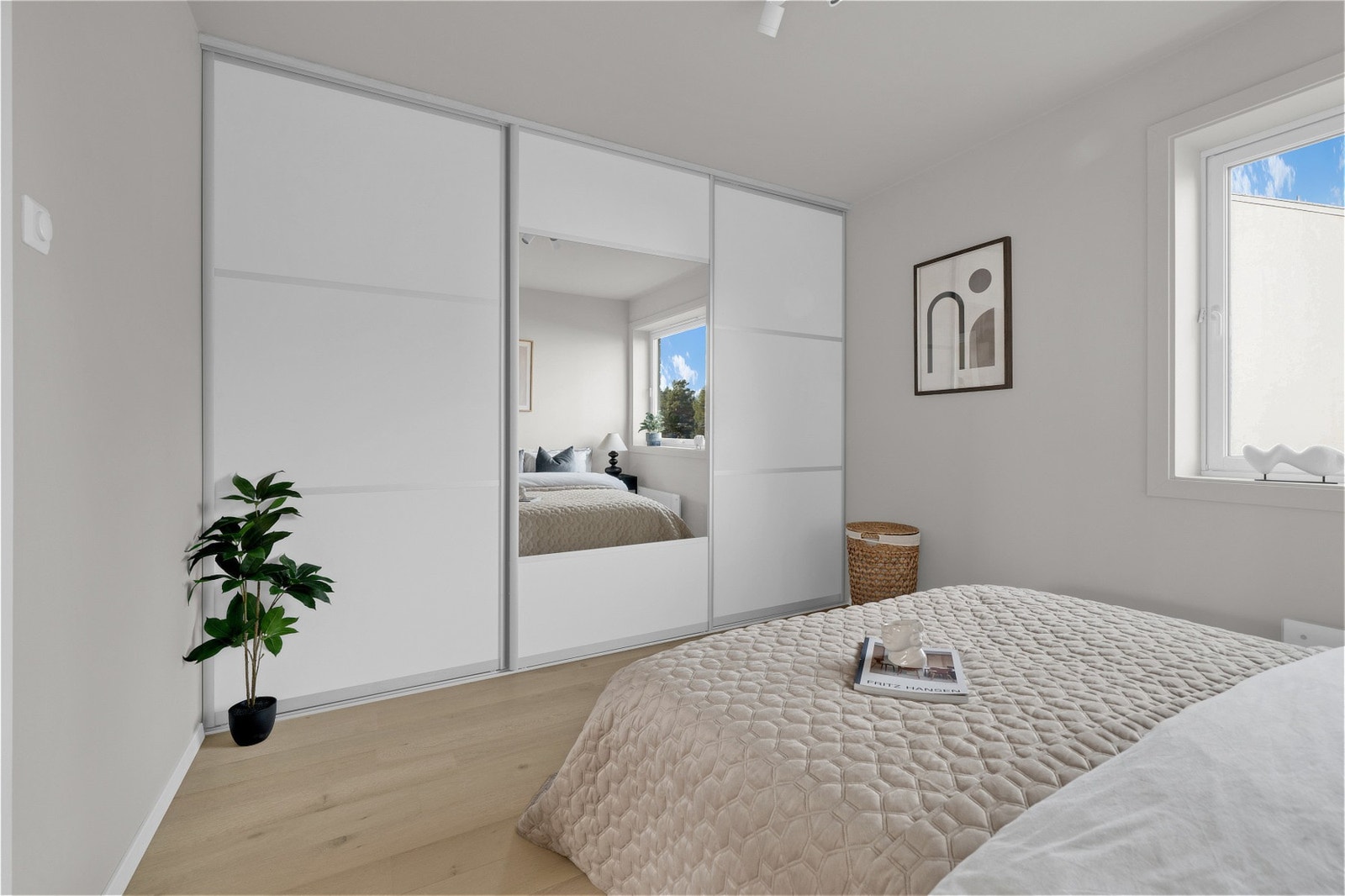 Det er god plass til stor dobbeltseng med tilhørende nattbord og stor skyvedørsgarderobe, som selvfølgelig medfølger. Galleribilde