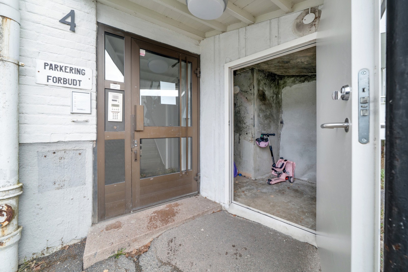 Felles bod ved inngangsparti er i dag brukt som bod for barnevogn. Bruken er dog ikke vedtatt av styret. Galleribilde