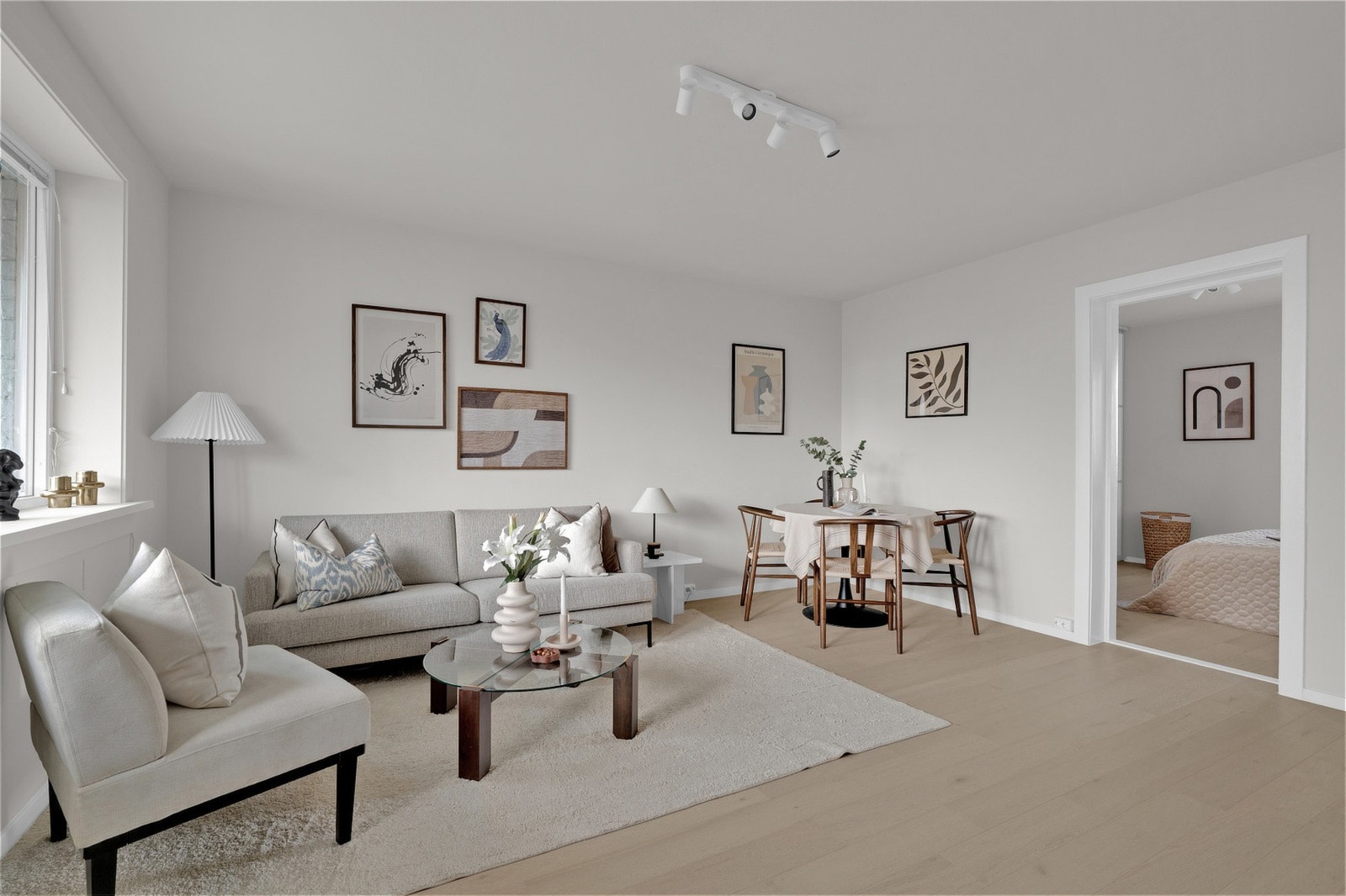 Vi tar turen inn igjen! Sosial, praktisk og gjennomgående planløsning med god romfordeling. Galleribilde