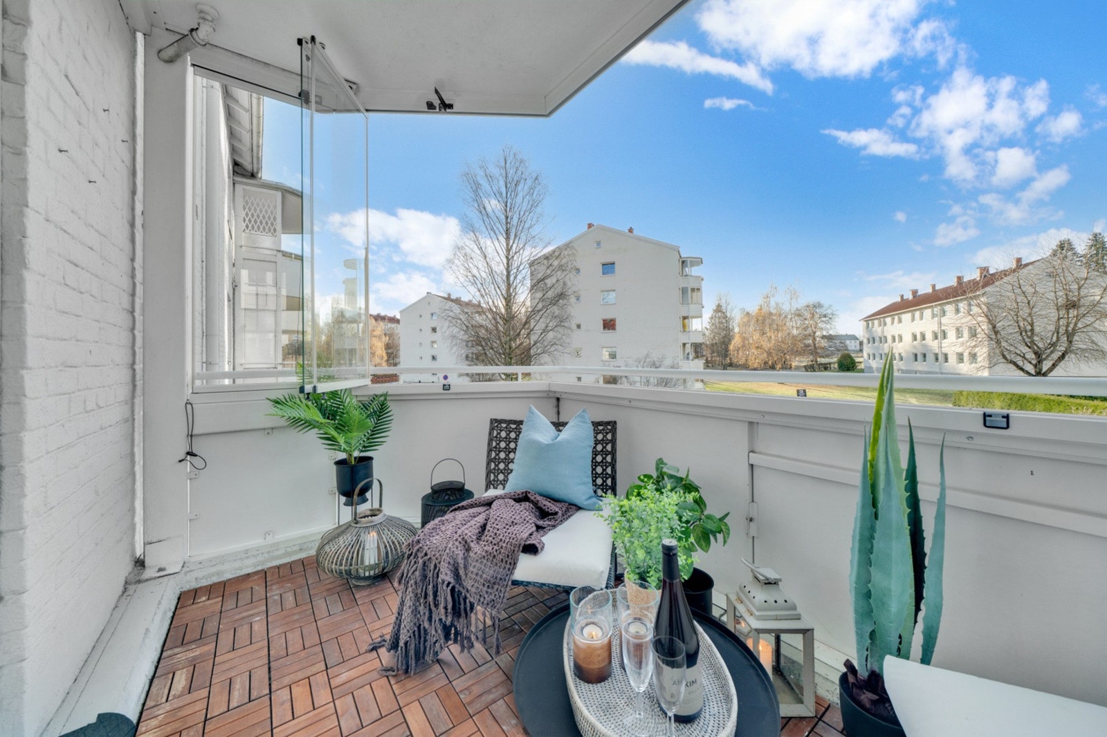 Balkongen er innglasset slik at du kan bruke den året rundt! På sommerstid kan glassvinduene trekkes helt ut i sidene, og du kan nyte lange, solfylte dager. Galleribilde