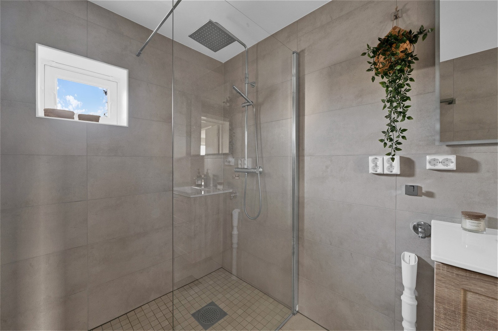 De store flisene, kombinert med regndusj gir en skikkelig moderne spa-følelse! Galleribilde