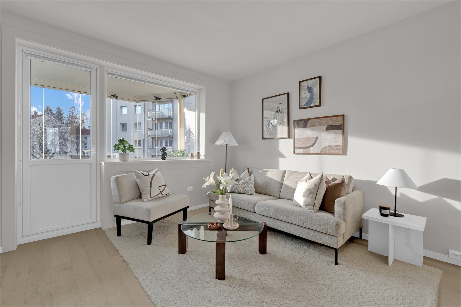 Velkommen til Antenneveien 4 og denne nydelige leiligheten! Presentert av Nilas Bakker v/ EIE Eiendomsmegling. Galleribilde