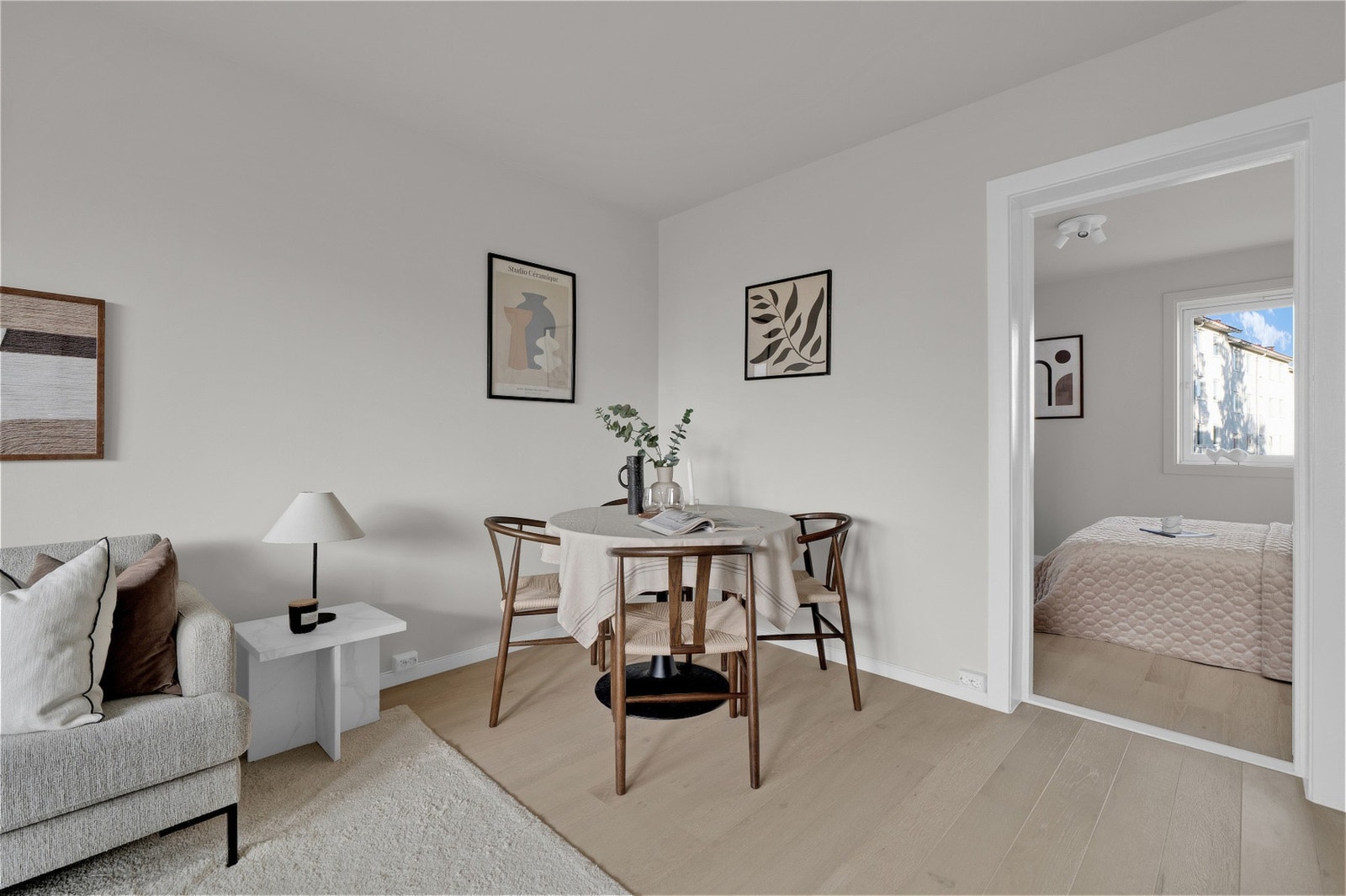 Her kan du innrede etter eget ønske og det er plass til et enda større spisebord, om en måtte ønske det. Galleribilde