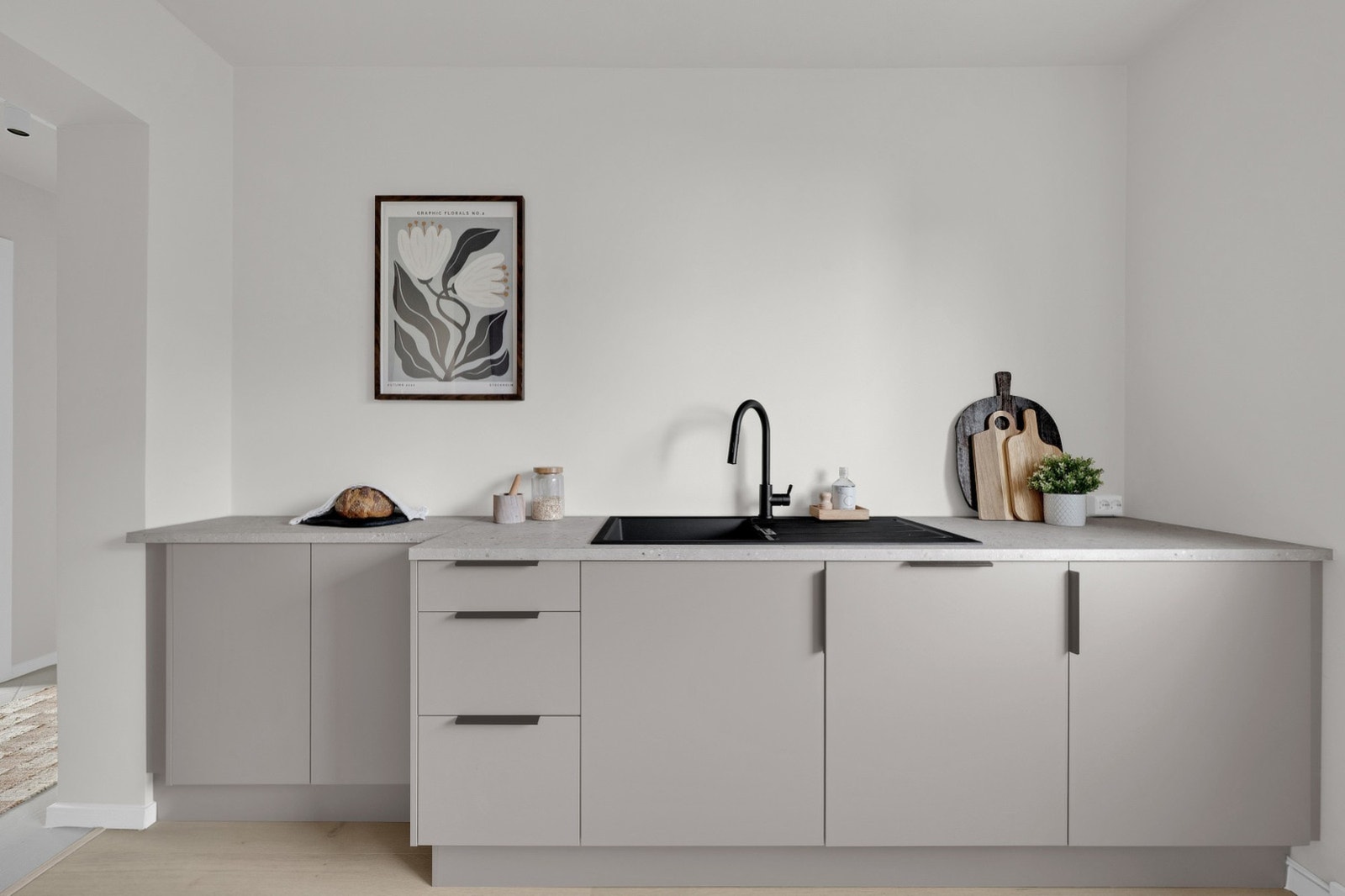 I høyre skaphjørne finne du varmtvannsbrederen som er på 120 liter. Galleribilde