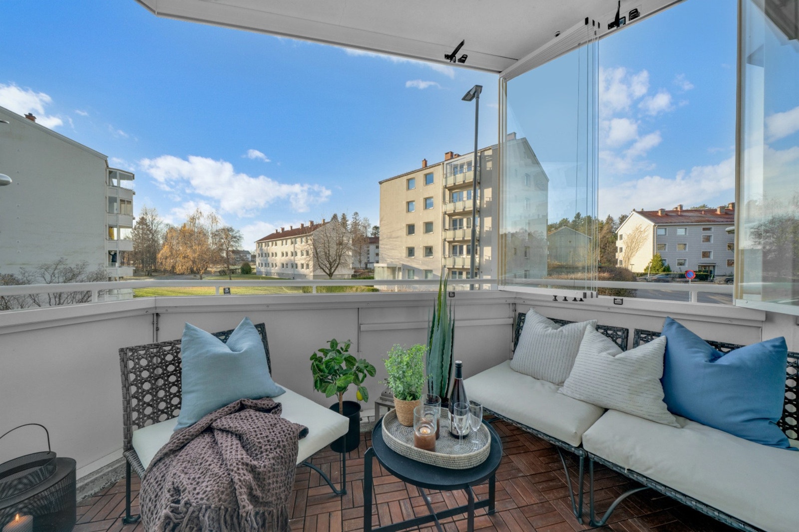 Se på denne herlige innglassede balkongen, som kan åpnes helt opp! Galleribilde