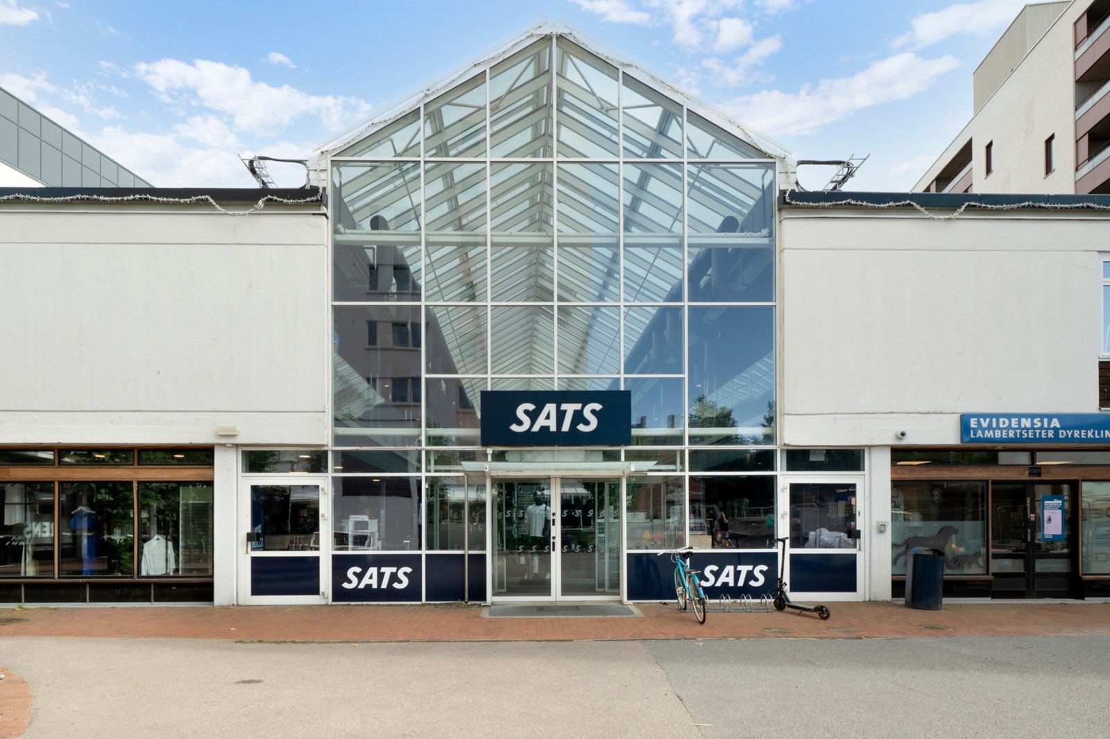 For den treningsglade finne vi Sats, som ligger i gangavstand. Rett ved finner du og nærmeste t-banestopp (Lambertseter). Galleribilde